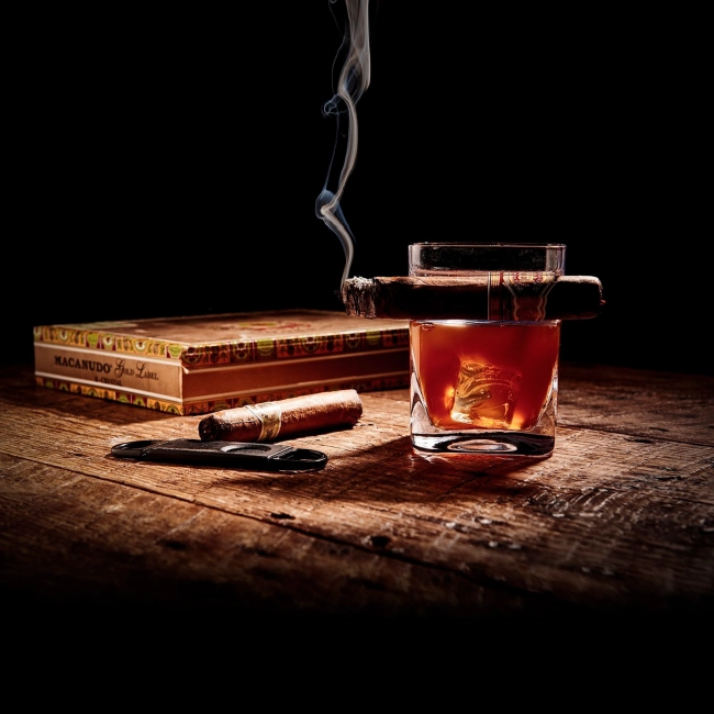 келих для віскі та сигар