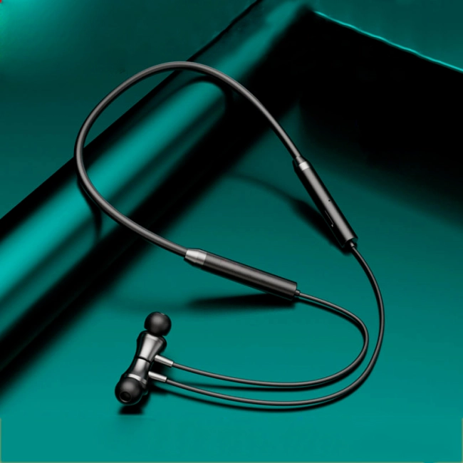 наушники с проводом на шее