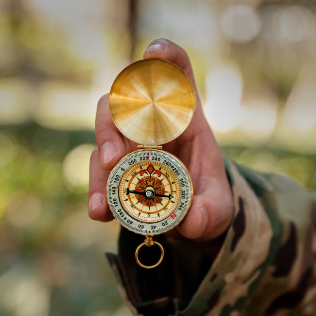 компас светящийся в темноте