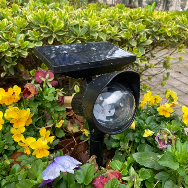 диско світильник обертовий на сонячній батареї в саду