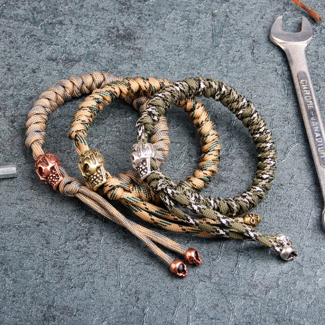 паракордовий браслет череп на руку