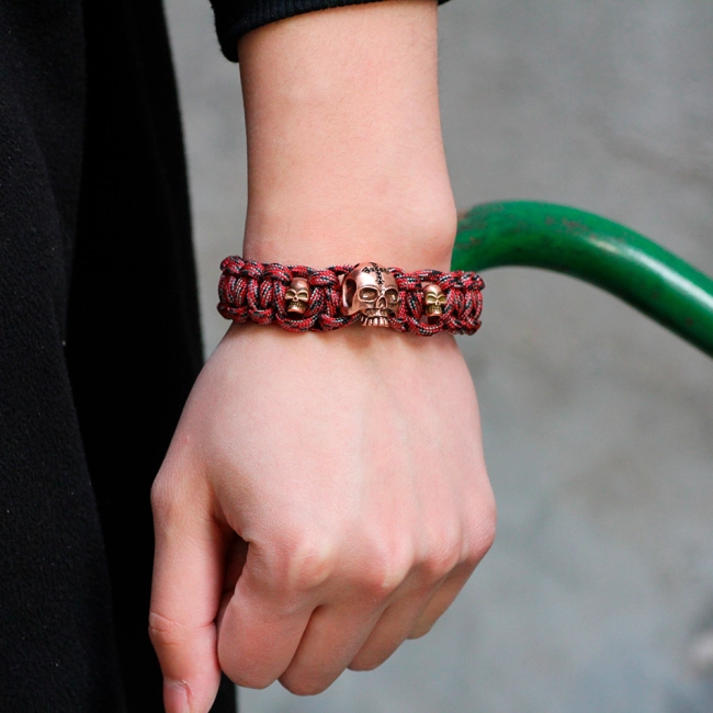 браслет плетеный с черепами