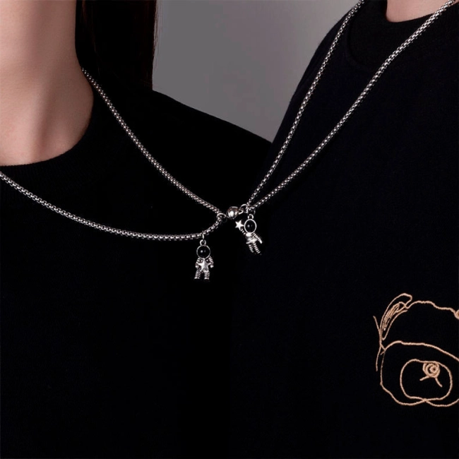 парные кулоны космонавты