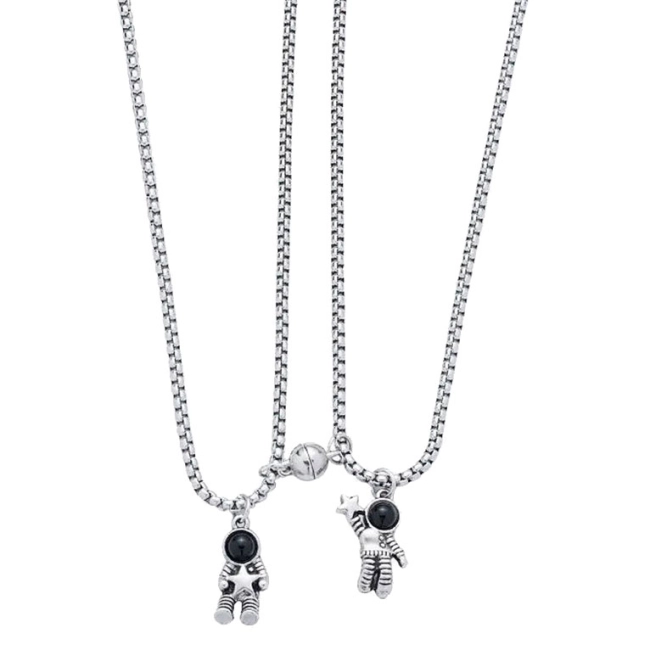 парные кулоны с космонавтами