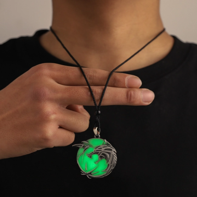 кулон з вовком