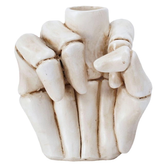 свічник із зображенням руки та середнім пальцем