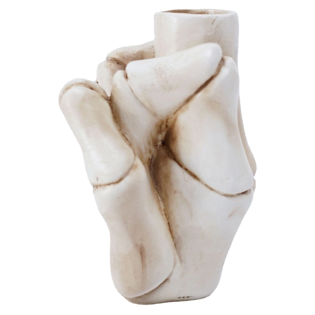 свічник у формі руки та середнього пальця