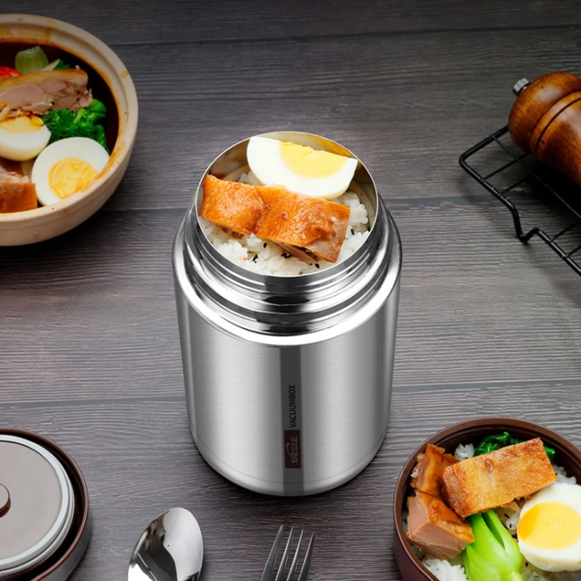 пищевой термос со столовыми приборами для еды