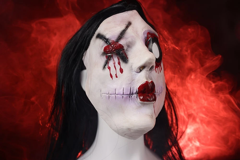 Маска привиду жінки з довгим волоссям