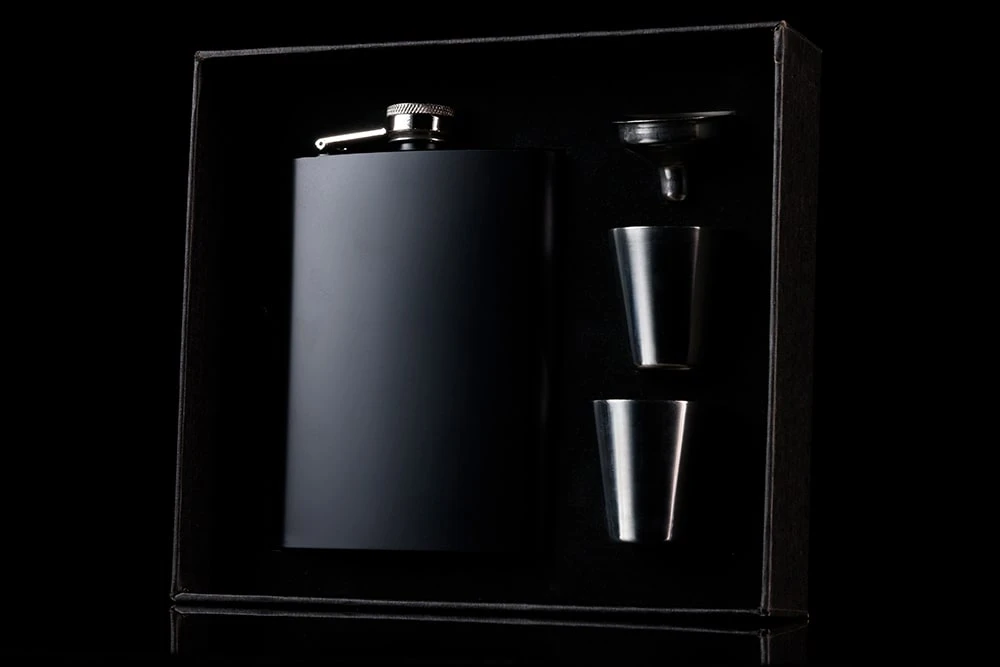 Набор подарочный с рюмками и флягой