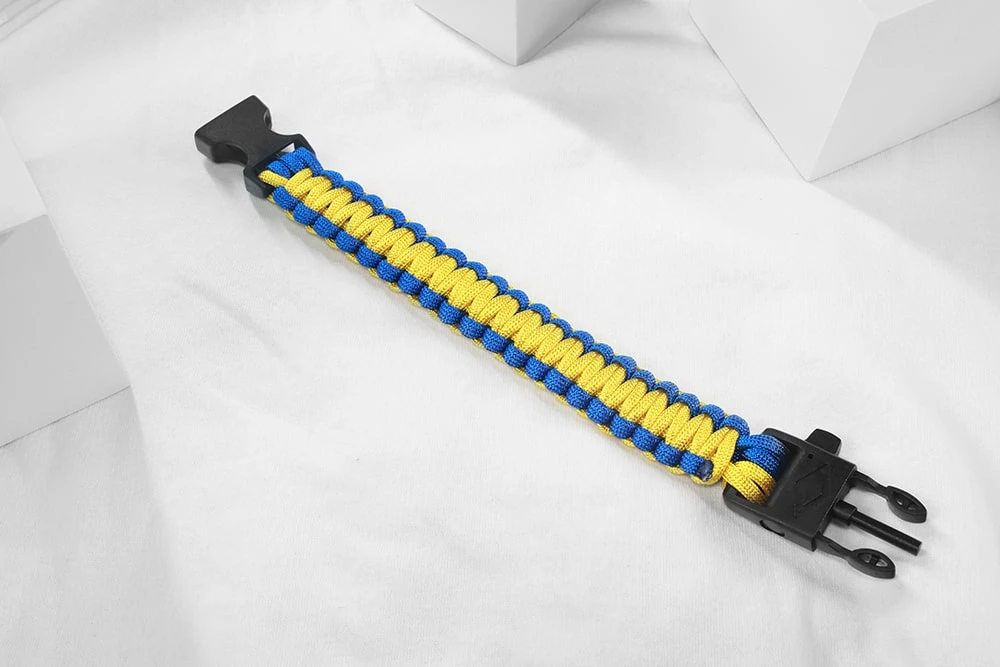 Желто-синий браслет из паракорда с огнивом и свистком
