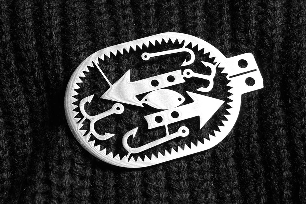 Подвеска с разборным мультитулом на шею