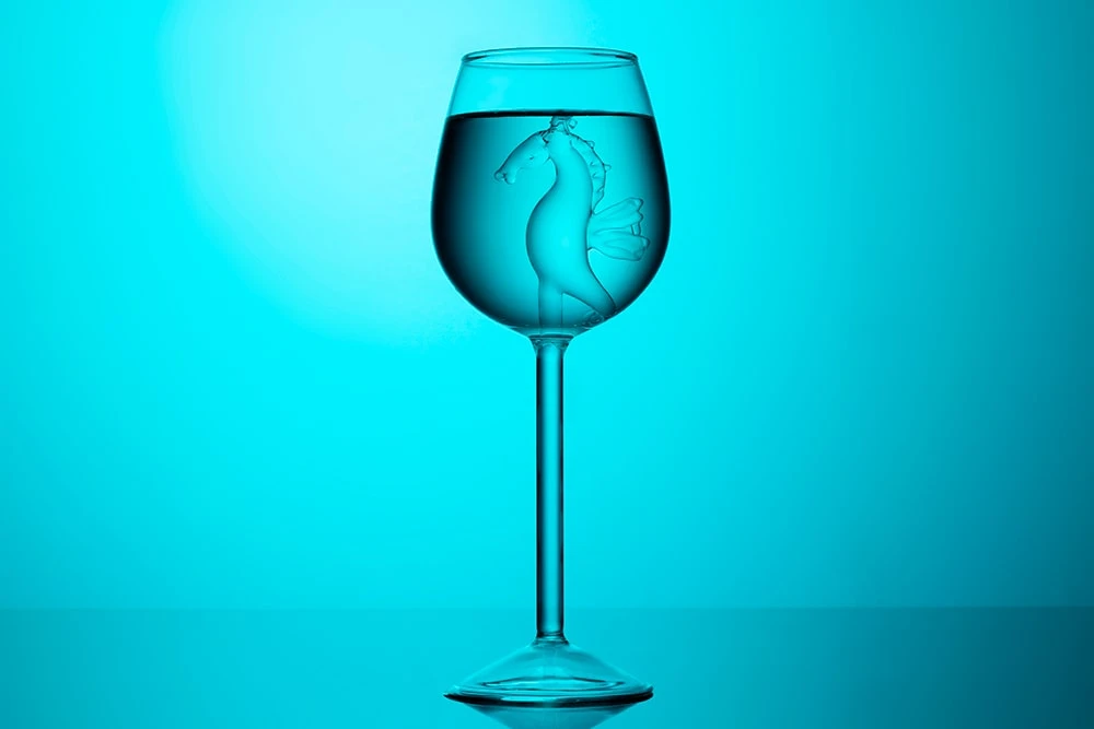 Бокал с морским коньком на дне