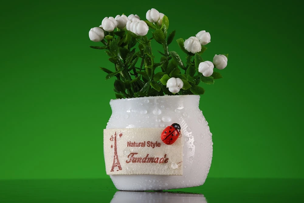 Горщик із штучними квітами на торпеду автомобіля