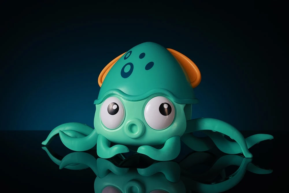 Повзаючий восьминіг-іграшка що тікає від перешкод