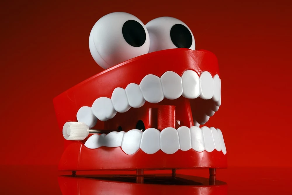 Заводная игрушка зубы с глазами