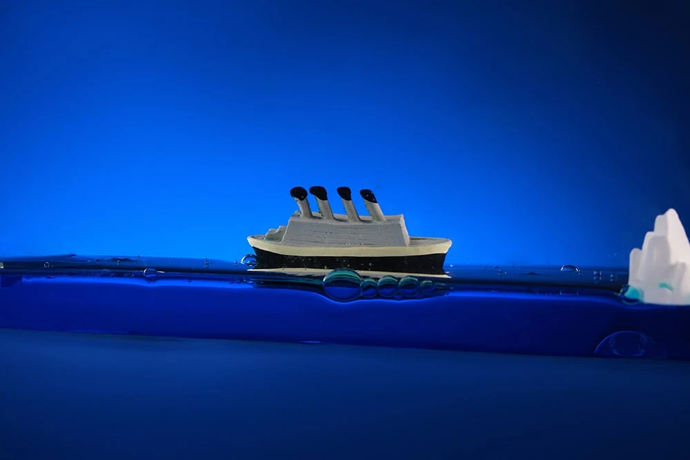 Фигурка Титаника на воде