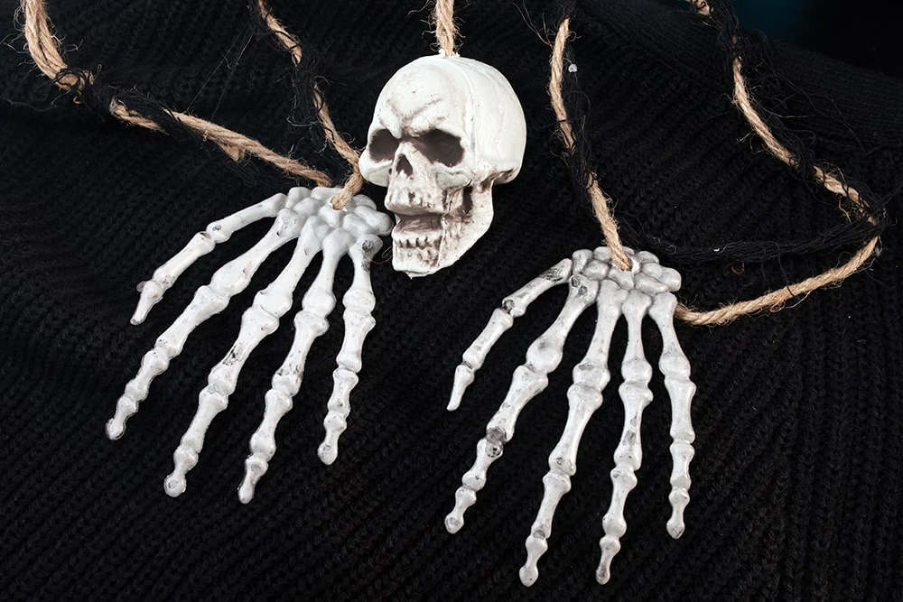 Гирлянда для стены из костей и черепов