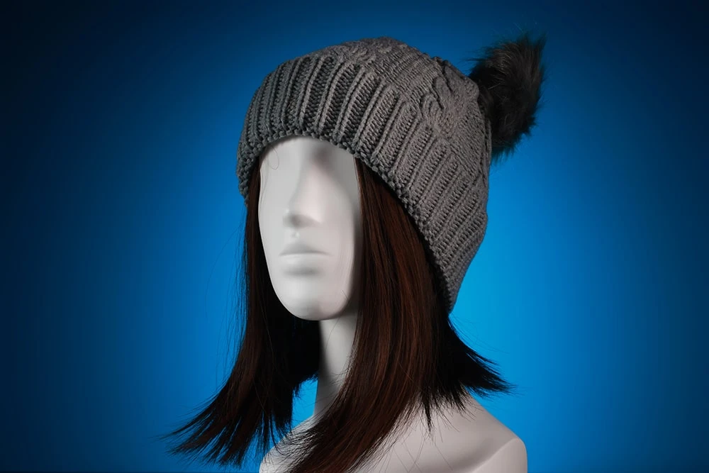 Шапка з помпонами