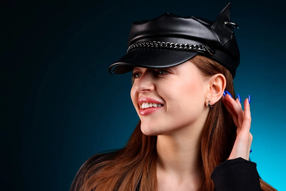 Берет для дівчини з ріжками і ланцюгом