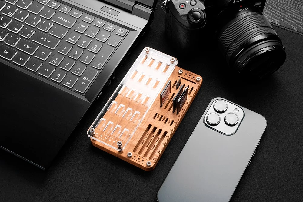 Тримач для адаптерів і карт пам'яті