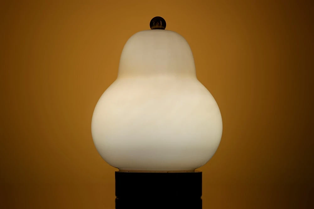 Настільна лампа у формі груші