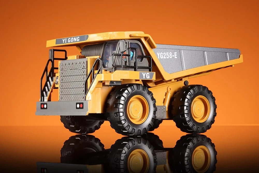 Карьерный самосвал на радиоуправлении