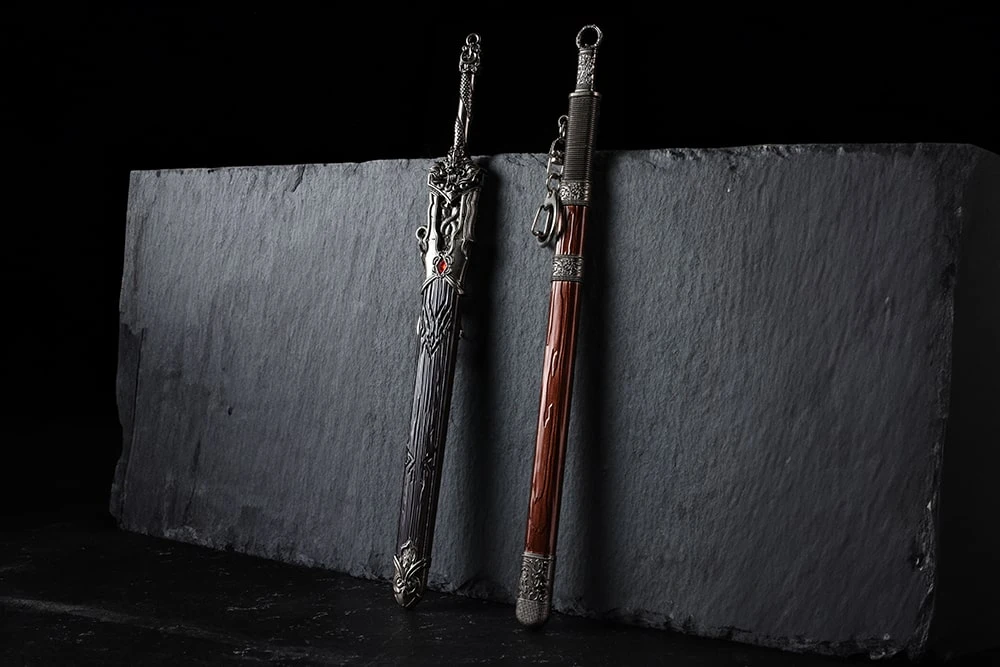 Брелки в виде мечей (2 шт)