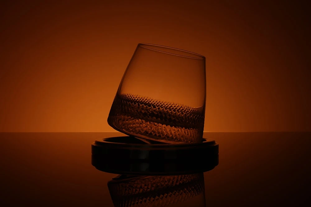 Вращающийся стакан для виски на подставке