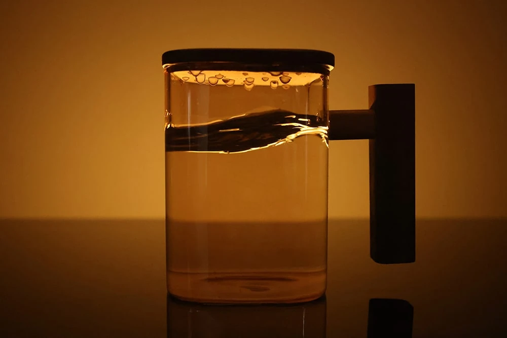 Стеклянная кружка с крышкой и деревянной ручкой