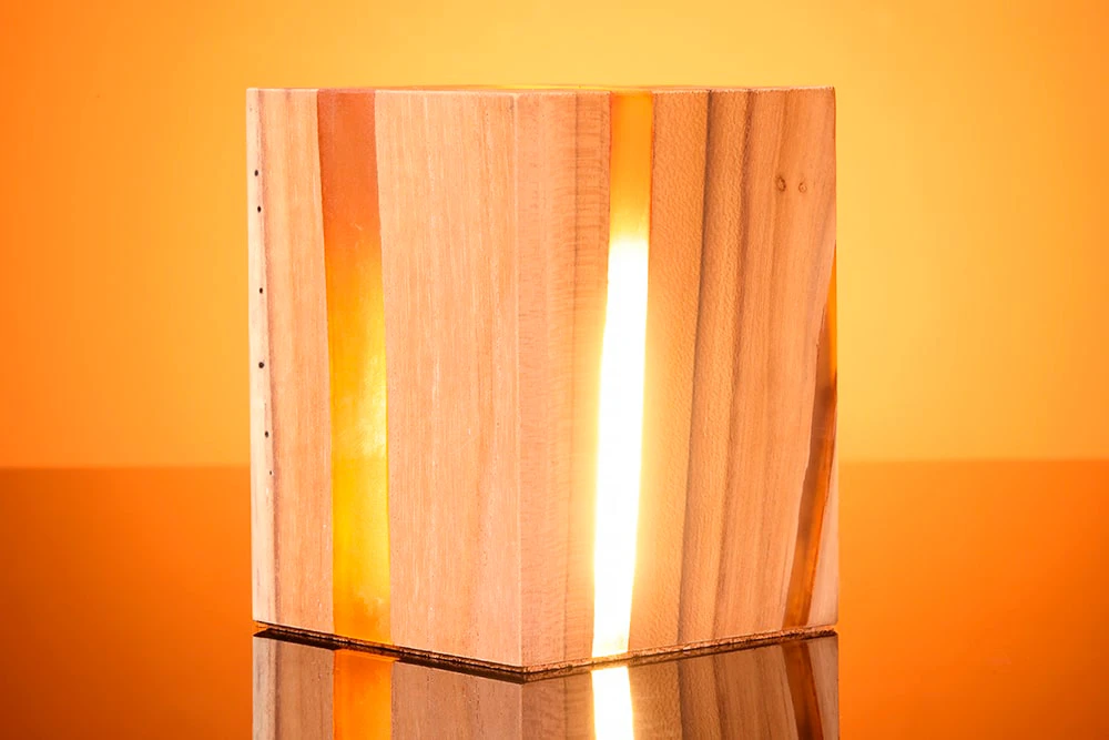 Светильник из дерева