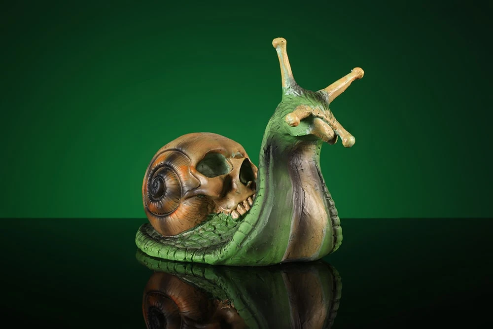 Фігурка Равлик з черепом на стіл