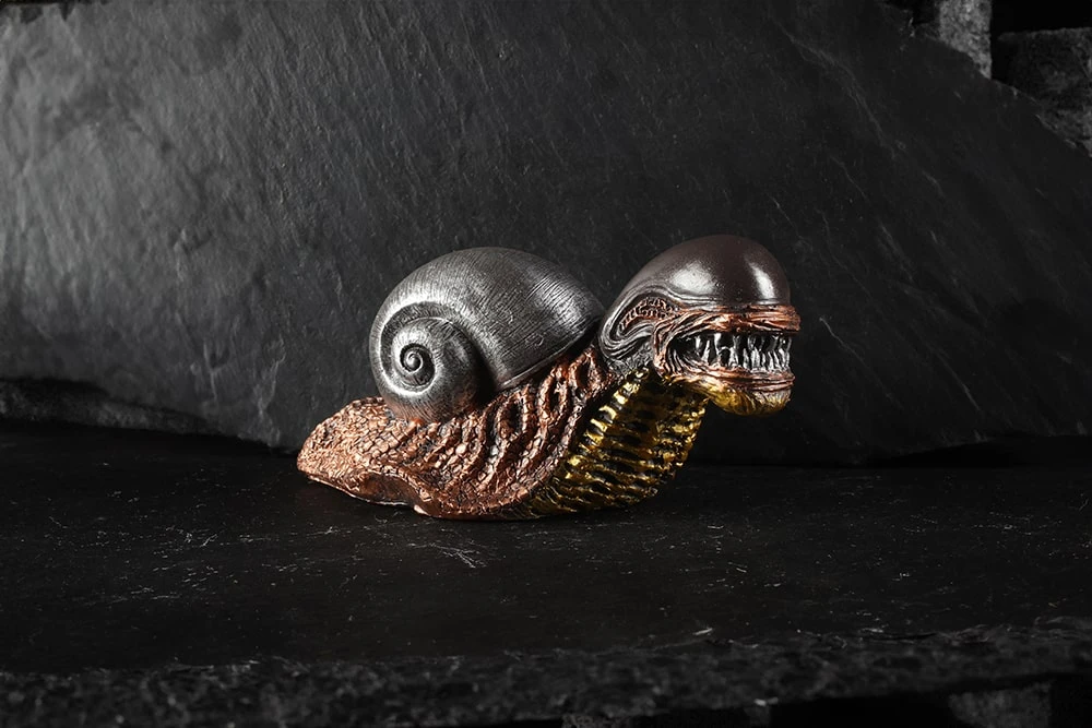 Фигурка улитки в виде Чужого