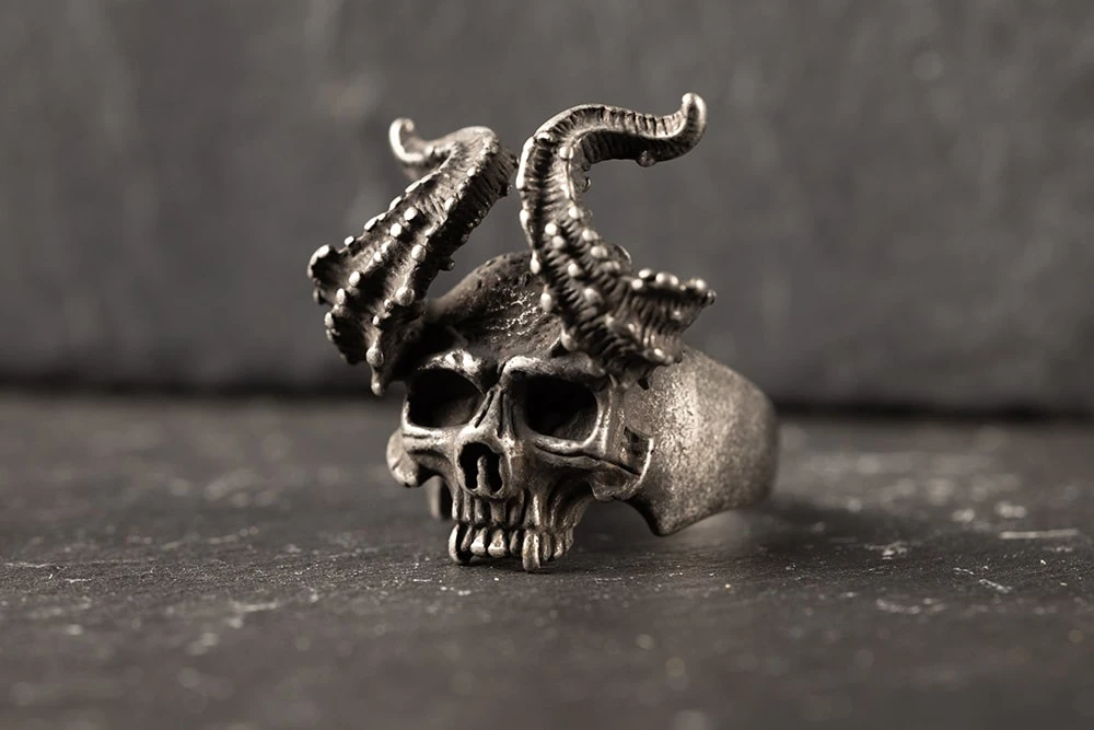 Кольцо в виде скелета с рогами