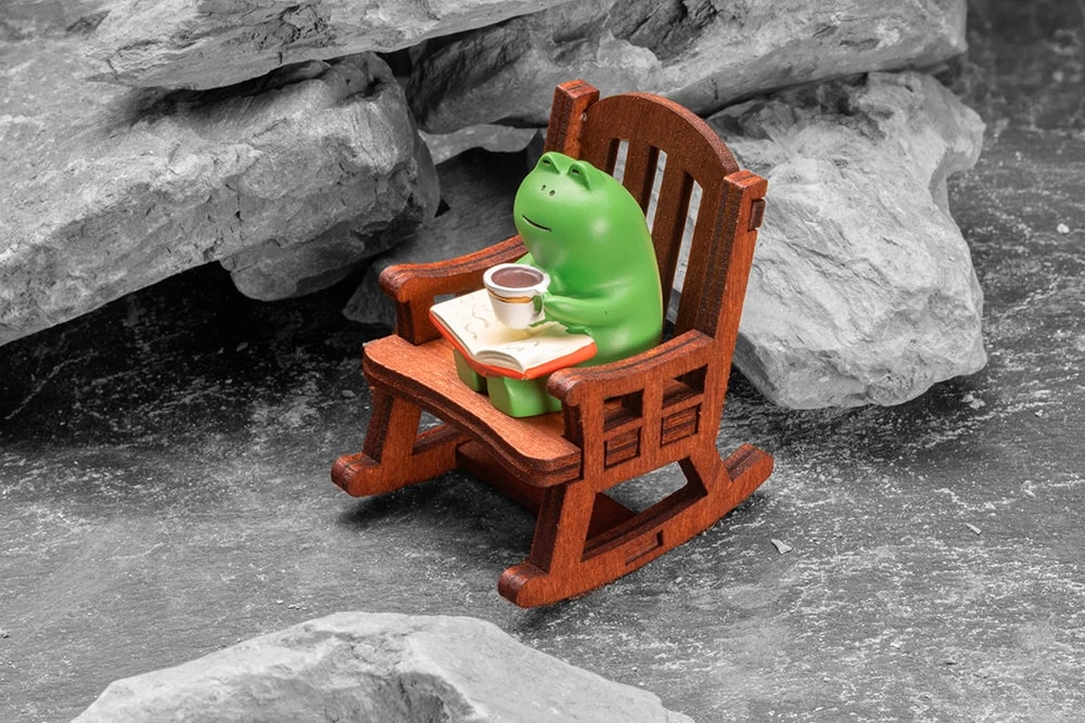 Фигурка в виде лягушки в кресле