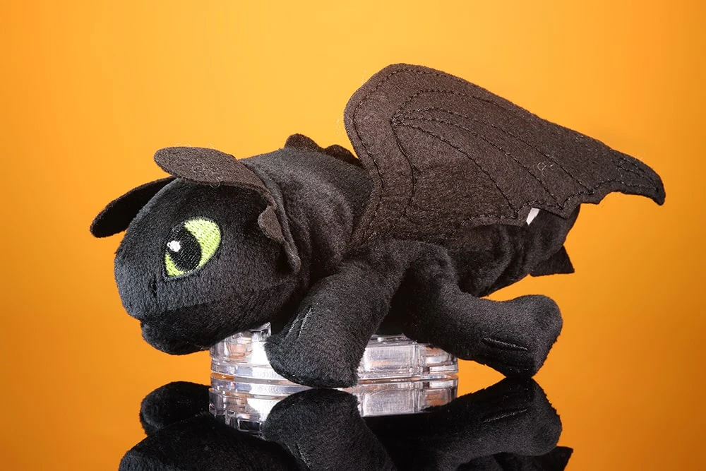 Игрушечный Беззубик на машину