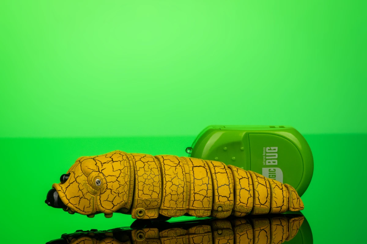 Детская игрушка гусеница на радиоуправлении