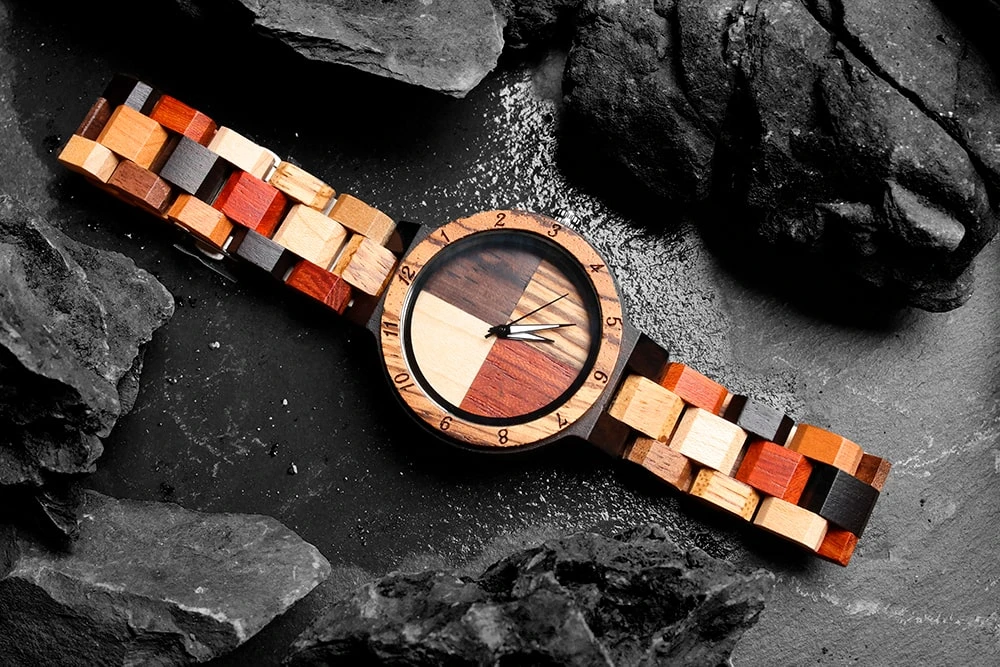 Наручний дерев'яний годинник