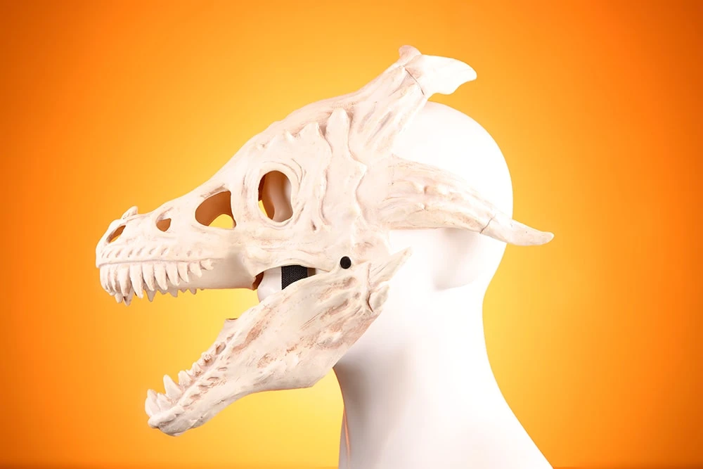 Маска с черепом животного на лицо