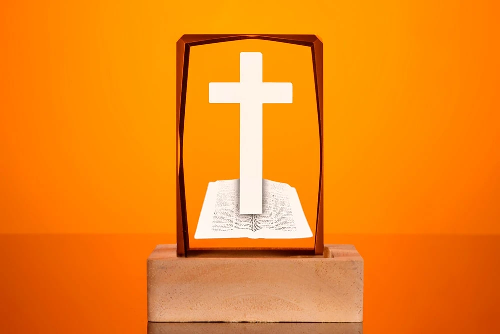 Светильник с Библией и крестом