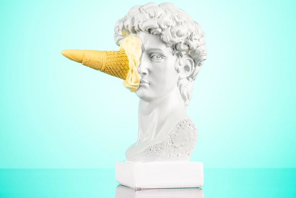 Статуя Давида с мороженым