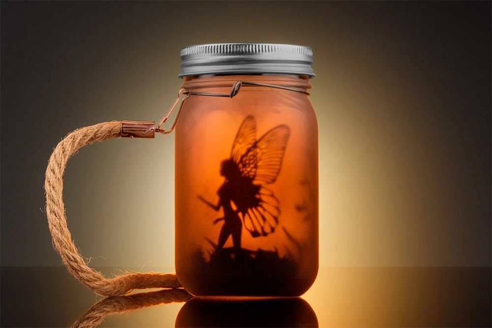 Вуличний ліхтарик на сонячній батареї банка з феєю