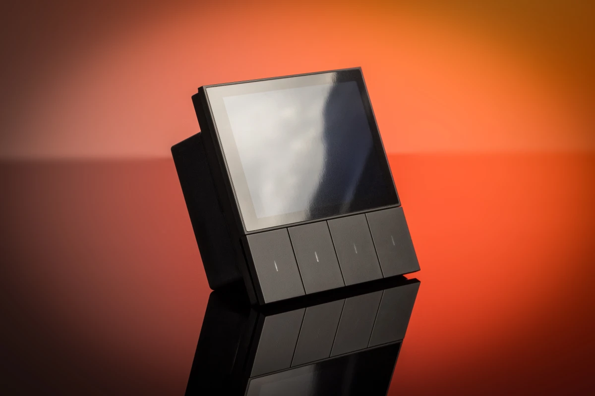 Умный выключатель для дома с дисплеем