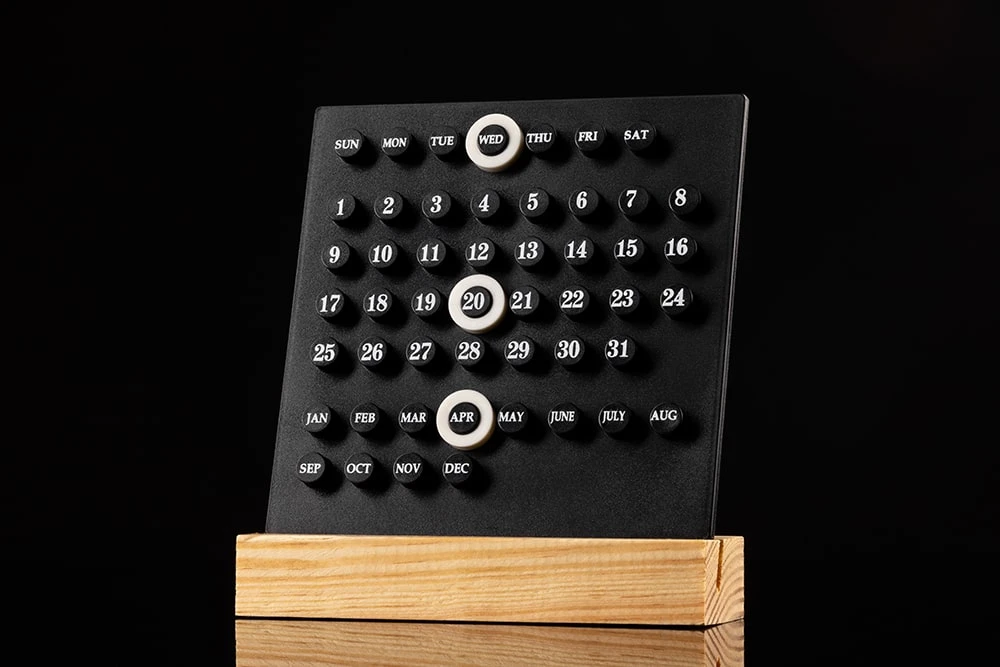 Настольный календарь на год на деревянной основе