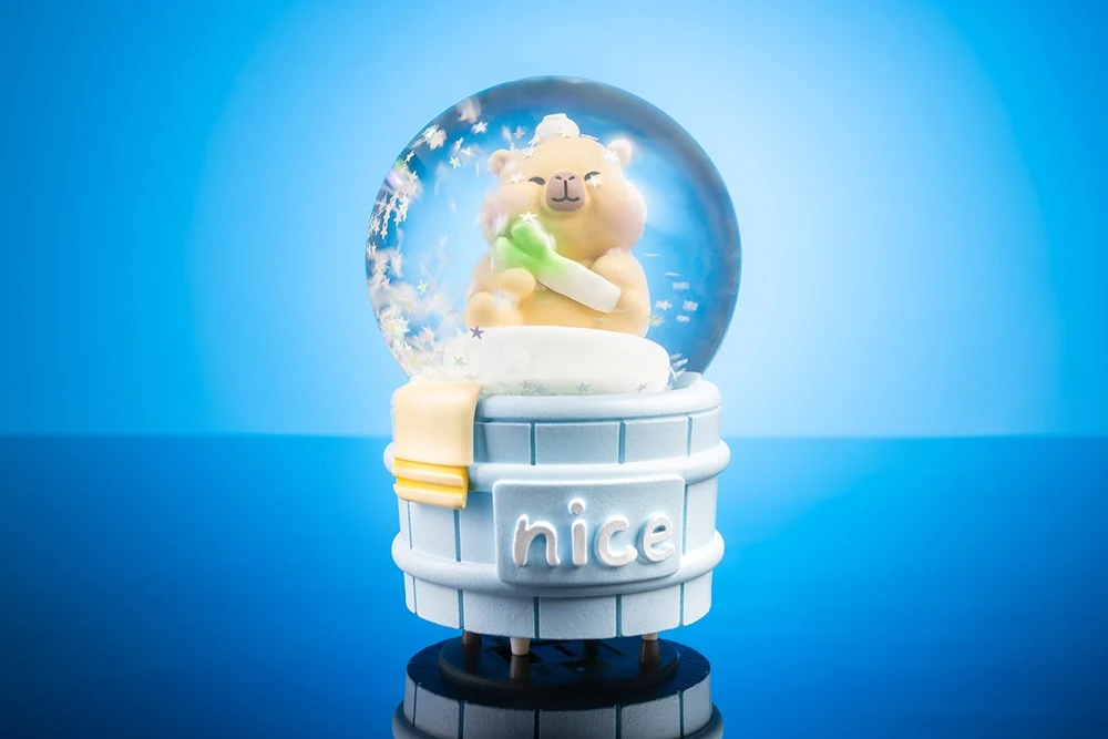 Светящийся снежный шар с капибарой