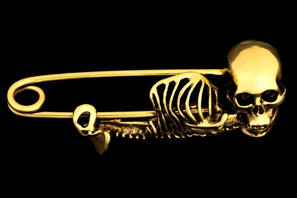 Готическая брошь с черепом