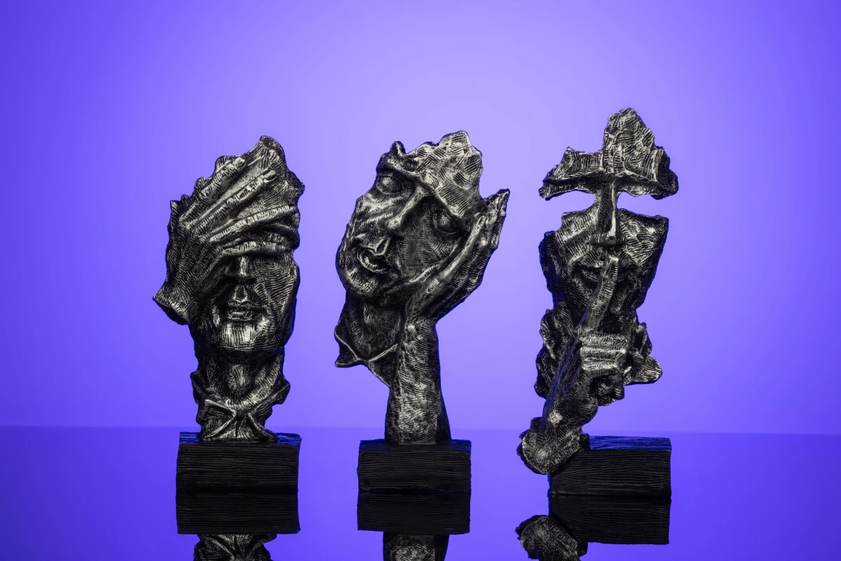 Три декоративные статуэтки с лицами