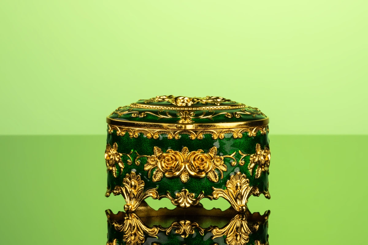 Овальная шкатулка с цветами для хранения украшений