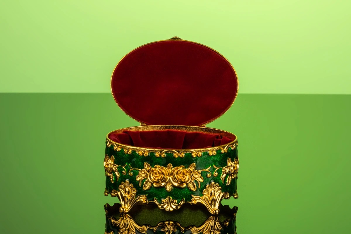 Овальная шкатулка с цветами для хранения украшений