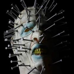 маска с гвоздями